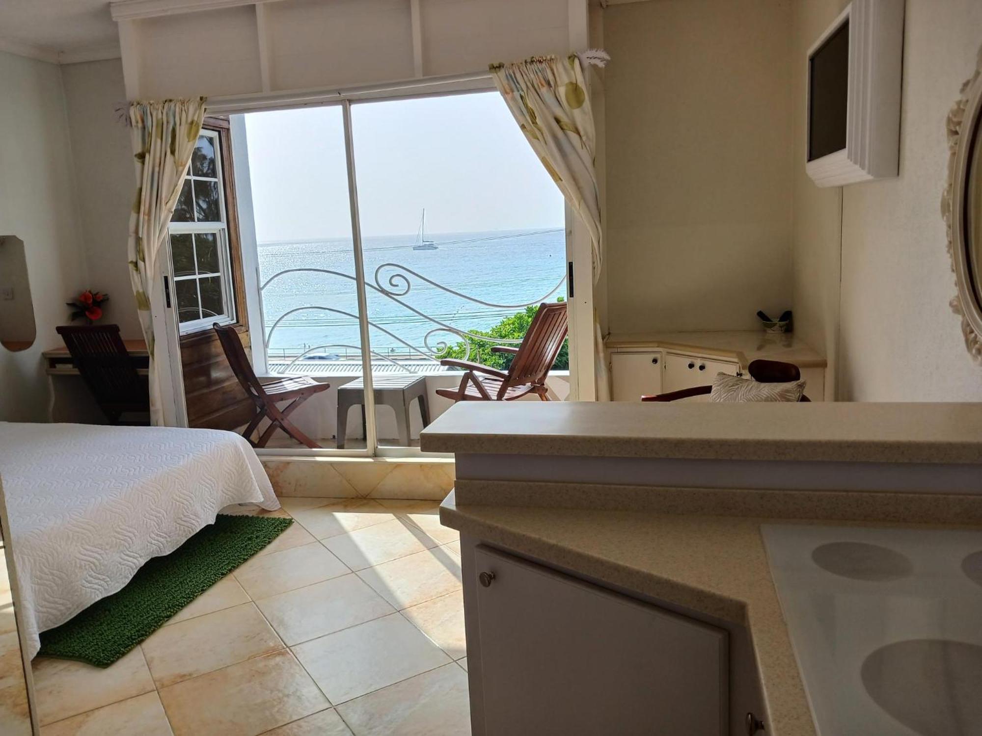 Coral Lane Beach Apartments Сейнт Джеймс Екстериор снимка