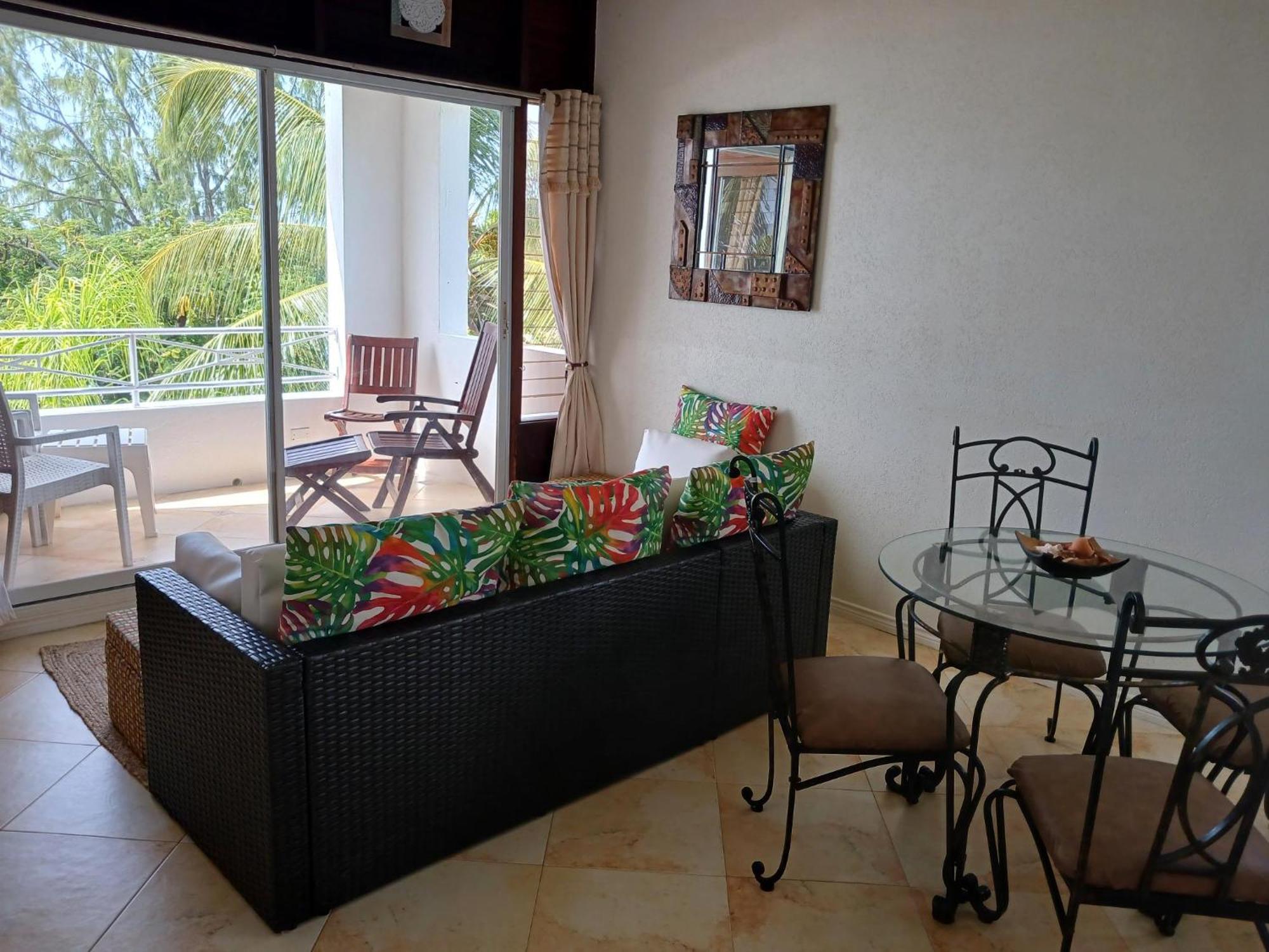 Coral Lane Beach Apartments Сейнт Джеймс Екстериор снимка